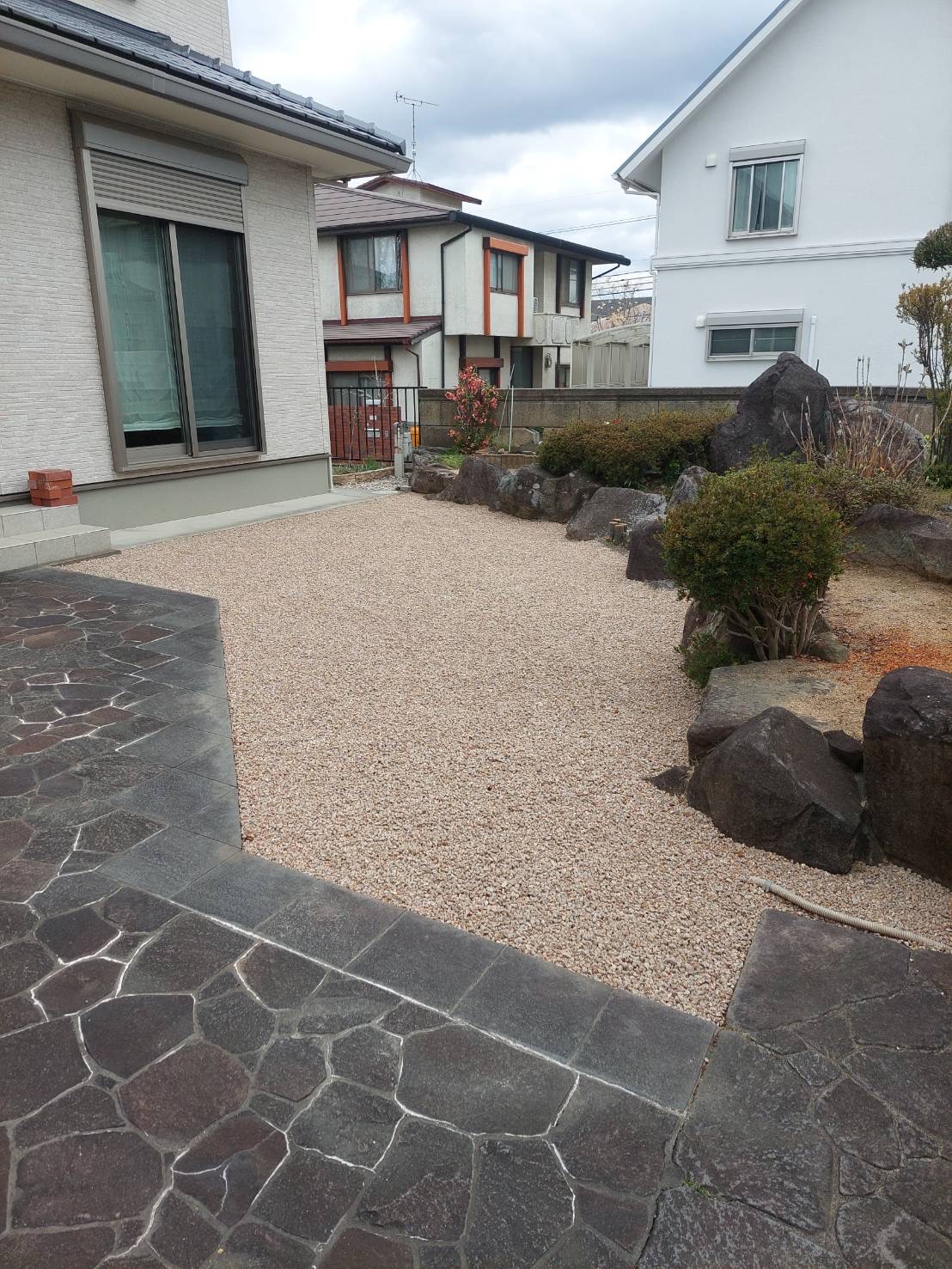 手入れしやすく和にぴったりな砂利敷きのお庭